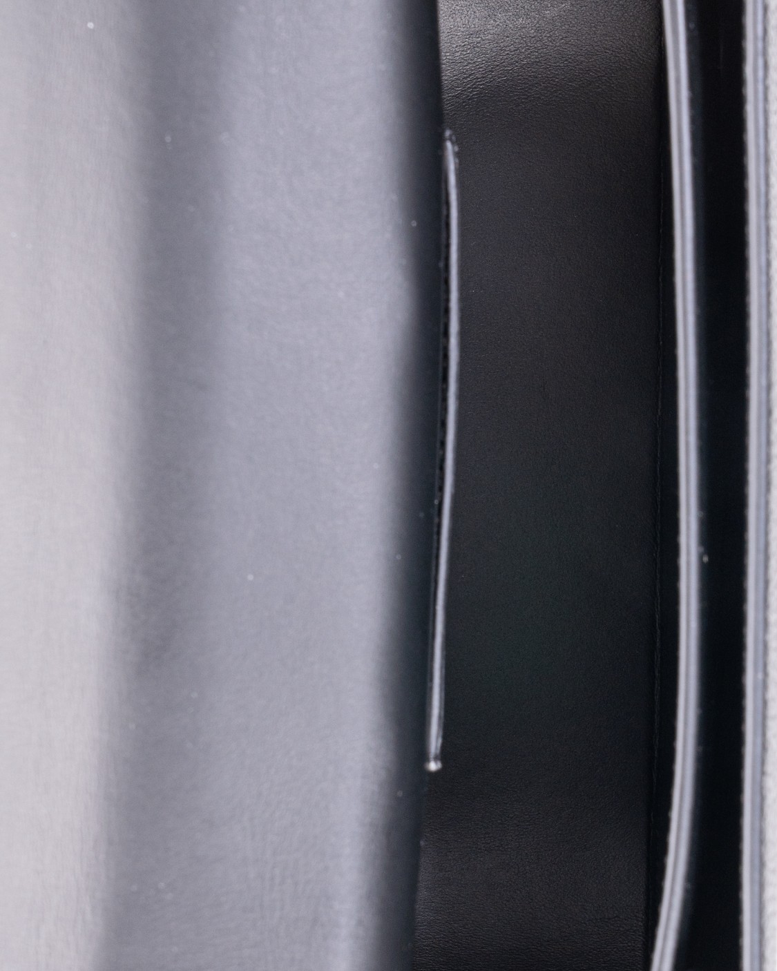 shop SALVATORE FERRAGAMO  Borsa: Salvatore Ferragamo borsa a tracolla doppio Gancini.
Patta frontale sagomata e decorata con un doppio Gancini in finitura dorata.
Tasca frontale con soffietto.
Tasca piatta posteriore.
Fessure nel comparto centrale.
Tracolla passante per uno styling cross body o a spalla.
Dimensioni: Altezza 17 CM, Lunghezza 21.5 CM, Profondità 7 CM.
Composizione: vitello martellato.
Made in Italy.. 219867 DOUBLE GFL-781033 number 9364960